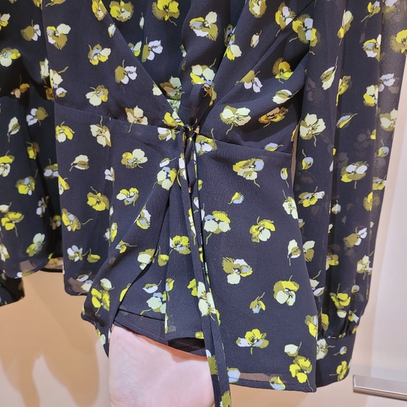 Banana Republic Anti-wrinkle wrap blouse in size XL - Picture 6 of 8